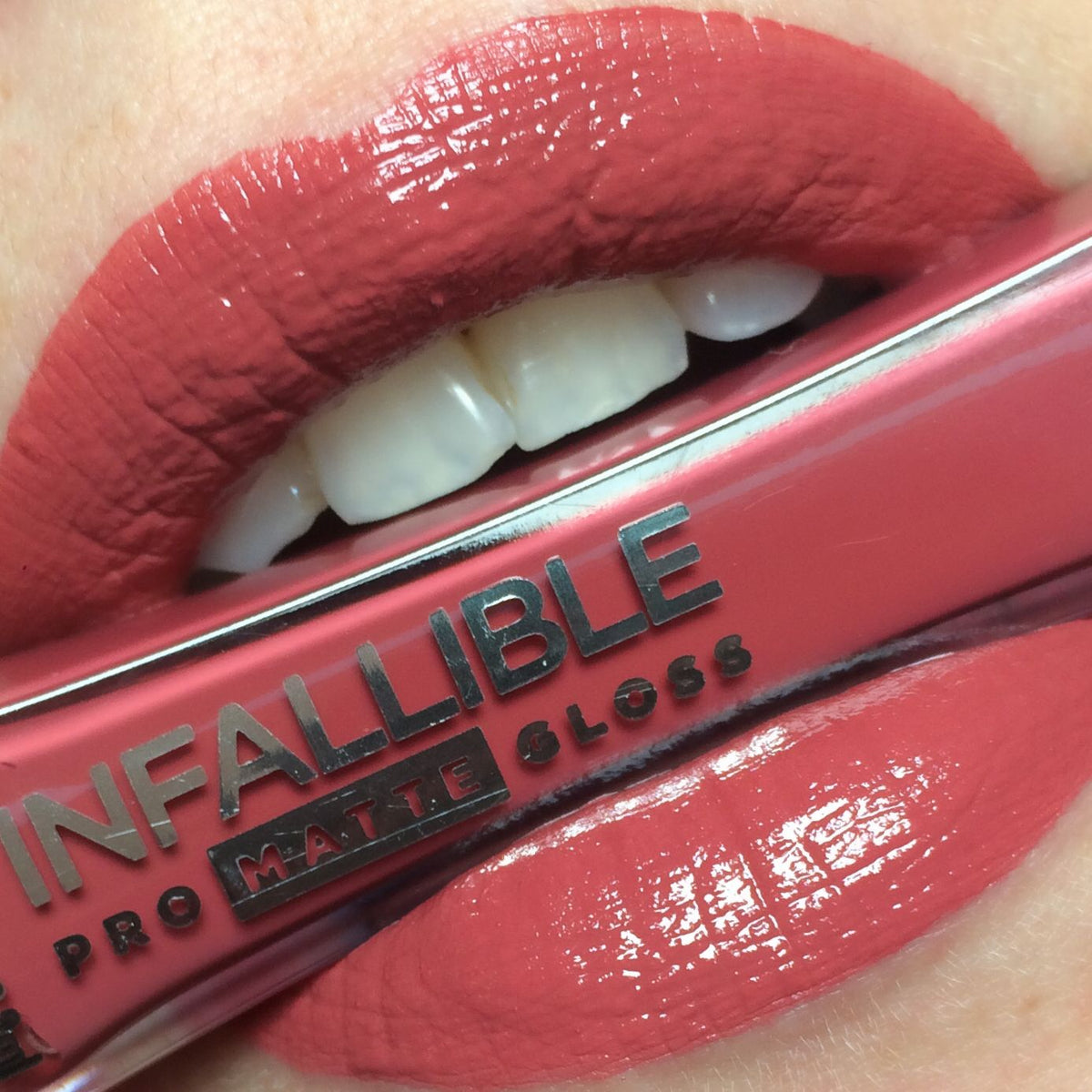 PROT.LABIAL KISS LIPS MORA - REG. INVIMA NSOC45970-11CO
